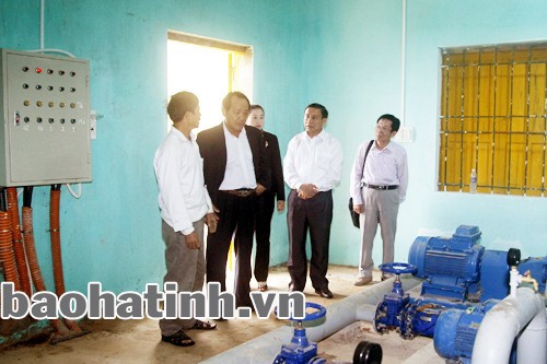 Đoàn kiểm tra thực địa Trạm cấp nước sạch xã Gia Phố...