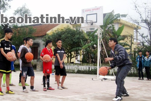Thầy trò Trường THCS Nguyễn Du say mê tập luyện môn bóng rổ.