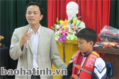 Hướng dẫn học sinh sử dụng áo phao