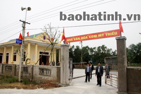 Đoàn liên ngành kiểm tra tiêu chí cơ sở vật chất văn hóa xóm Mỹ Triều, xã Thạch Tân