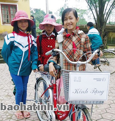 Em Nguyễn Thị Hoài Linh, học sinh trường THCS Thủy Mai phấn khởi với món quà lớn