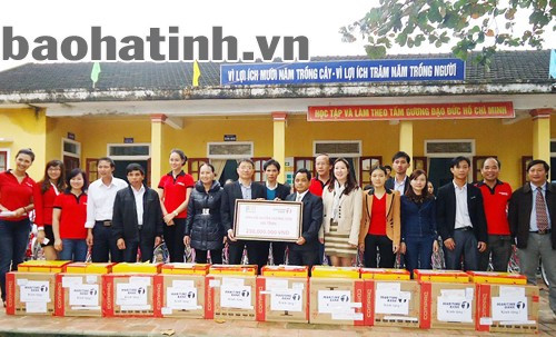 Đoàn trao 10 bộ máy vi tính cho trường THCS Thủy Mai và trường Tiểu học Sơn Phúc
