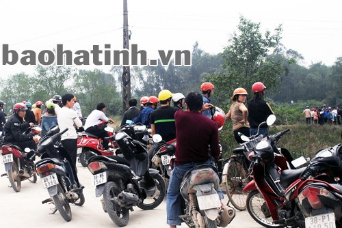 Người dân hiếu kỳ đến xem