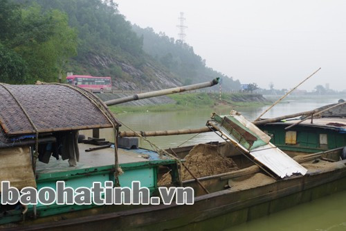 Mỗi ngày, phương tiện này khai thác từ 80 - 1003 cát dưới lòng sông