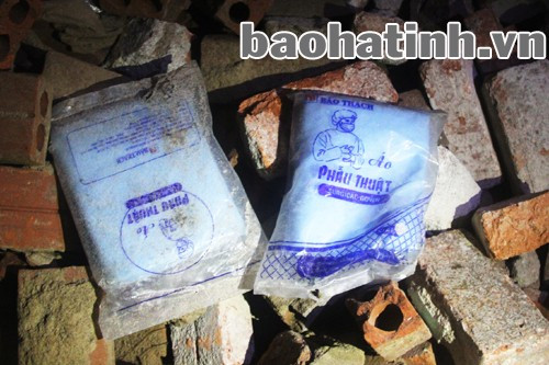 ... quần áo phòng mổ, băng gạc đã qua sử dụng...