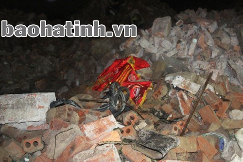 ... và cả đồ lưu niệm được đổ xuống khu dân cư thôn Minh Tiến