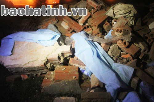 ... quần áo phòng mổ, băng gạc đã qua sử dụng...