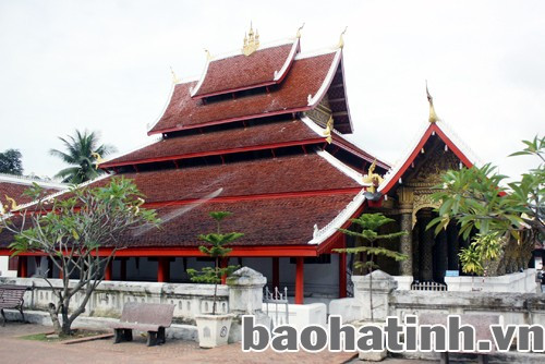 Luông Pha Băng có nhiều di tích lịch sử, tôn giáo, chùa và làng cổ kính với những kiến trúc chạm trổ độc đáo Luông Pha Băng có nhiều di tích lịch sử, tôn giáo, chùa và làng cổ kính với những kiến trúc chạm trổ độc đáo