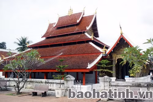 Luông Pha Băng có nhiều di tích lịch sử, tôn giáo, chùa và làng cổ kính với những kiến trúc chạm trổ độc đáo