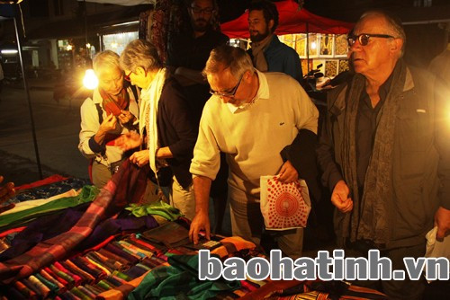 Chợ đêm Luông Pha Băng thu hút khách du lịch khắp nơi trên thế giới. Chợ đêm Luông Pha Băng thu hút khách du lịch khắp nơi trên thế giới.