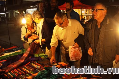 Chợ đêm Luông Pha Băng thu hút khách du lịch khắp nơi trên thế giới.