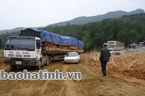 Chỉ xe con mới lách được qua đoạn đường hẹp này