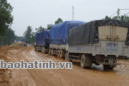 Còn xe tải thì nối đuôi nhau "nằm" chờ