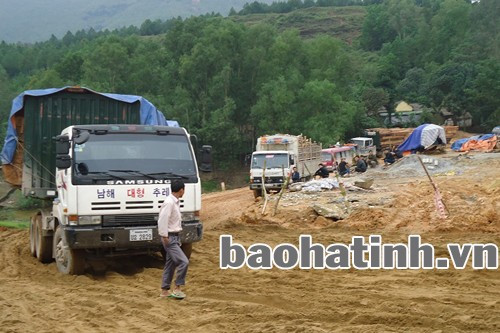 Trong khi lực lượng chức năng thực hiện các biện pháp để sớm thông tuyến, cánh tài xế chỉ biết ngồi... chờ!