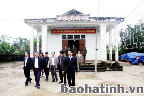 Phó Chủ tịch UBND tỉnh Lê Đình Sơn cùng đoàn kiểm tra công trình nhà văn hóa thôn