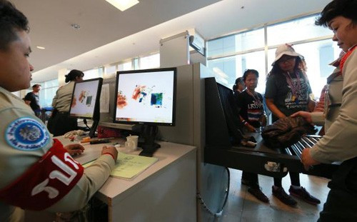 Lực lượng chức năng kiểm tra an ninh những người biểu tình trước khi để họ tiến vào khu tổ hợp của Chính phủ ở Bangkok ngày 30/11 (Ảnh: AP)