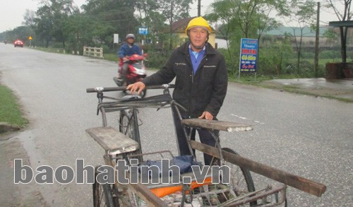 Anh Thắng bên chiếc xích lô - phương tiện kiếm sống và là người bạn đã theo anh trong hành trình thực hiện tâm nguyện nuôi con thành tài