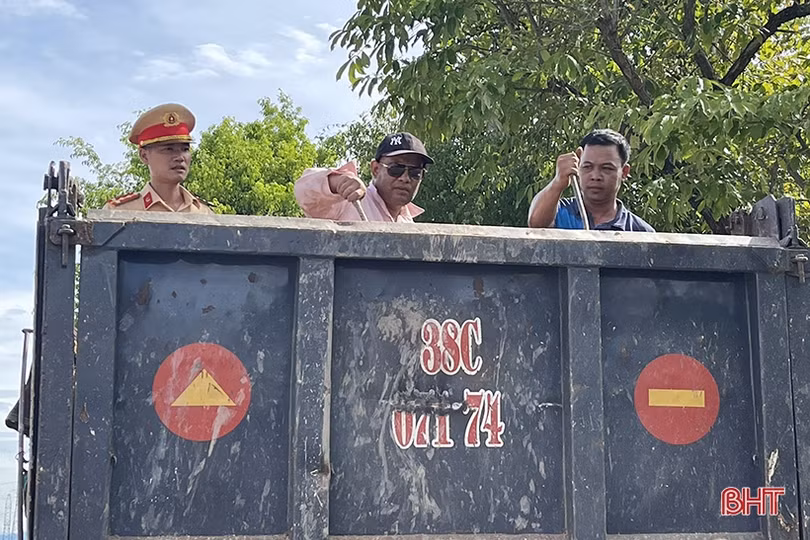 Công an Cẩm Xuyên xử phạt trên 100 triệu đồng xe chở quá khổ, quá tải