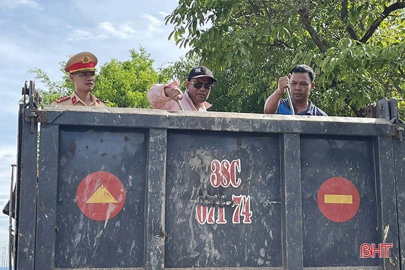 Công an Cẩm Xuyên xử phạt trên 100 triệu đồng xe chở quá khổ, quá tải