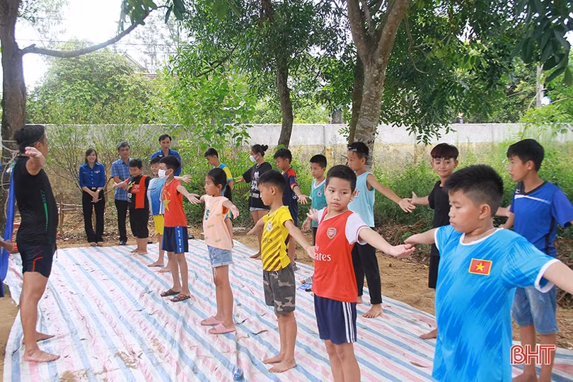 Khai giảng khóa học bơi miễn phí cho trẻ em nghèo ở Nghi Xuân