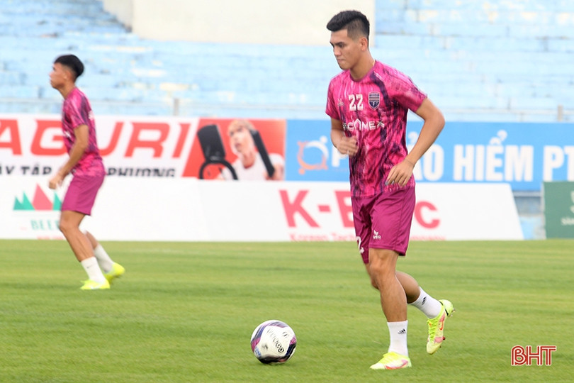 “Xem giò” Tiến Linh cùng đồng đội Becamex Bình Dương trên sân Hà Tĩnh