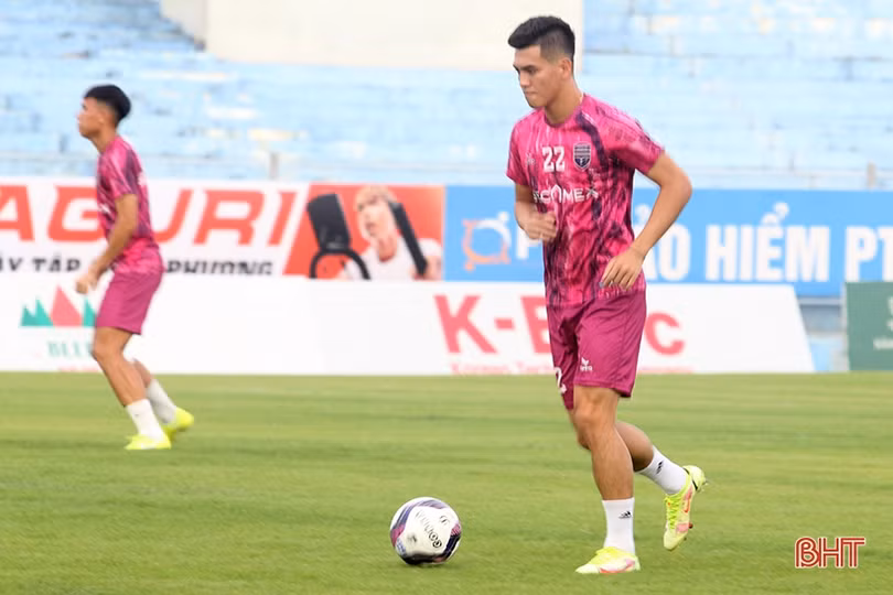 “Xem giò” Tiến Linh cùng đồng đội Becamex Bình Dương trên sân Hà Tĩnh