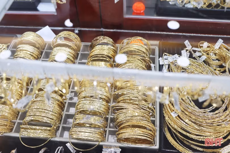 Giá vàng đảo chiều, người dân Hà Tĩnh tranh thủ mua vào