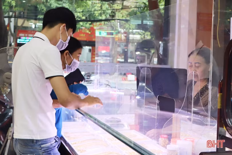 Giá vàng đảo chiều, người dân Hà Tĩnh tranh thủ mua vào