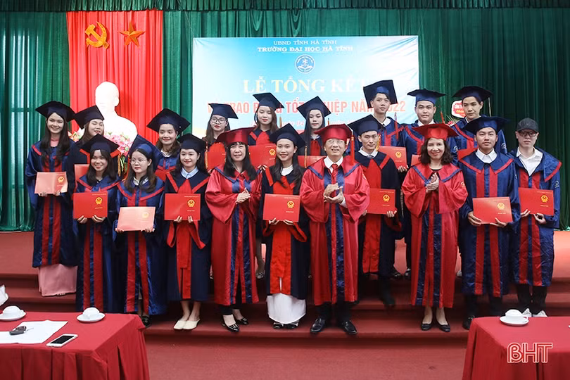 Trường Đại học Hà Tĩnh trao bằng tốt nghiệp cho 282 sinh viên