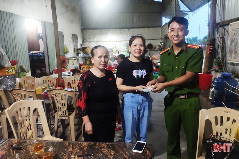 Chủ quán ăn ở Cẩm Nhượng tìm cách trả lại ví tiền bỏ quên cho du khách