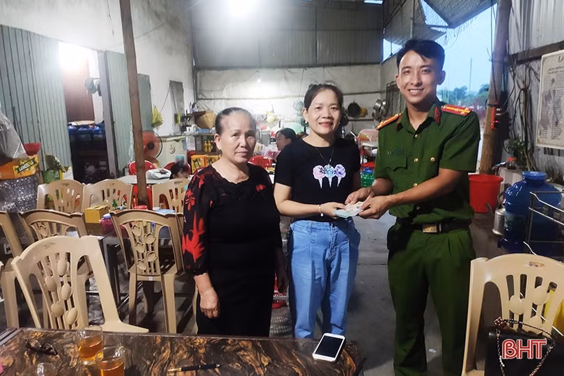 Chủ quán ăn ở Cẩm Nhượng tìm cách trả lại ví tiền bỏ quên cho du khách