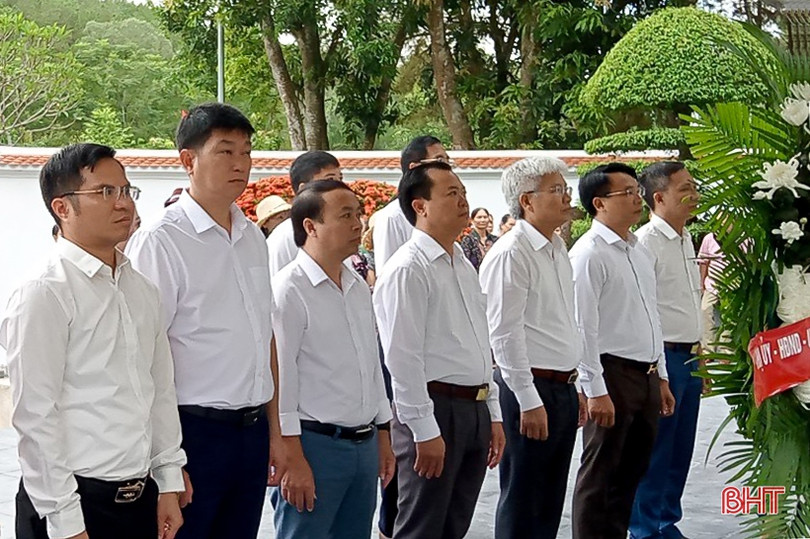 Lãnh đạo TX Hồng Lĩnh dâng hương các địa chỉ đỏ