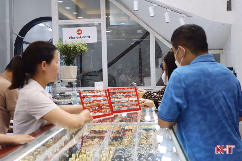 Giá vàng đảo chiều, người dân Hà Tĩnh tranh thủ mua vào