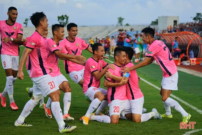 Hồng Lĩnh Hà Tĩnh thắng Bình Dương 3-1, leo lên vị trí thứ 4