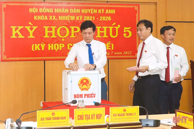 Ông Võ Tá Cương được bầu giữ chức Phó Chủ tịch UBND huyện Kỳ Anh