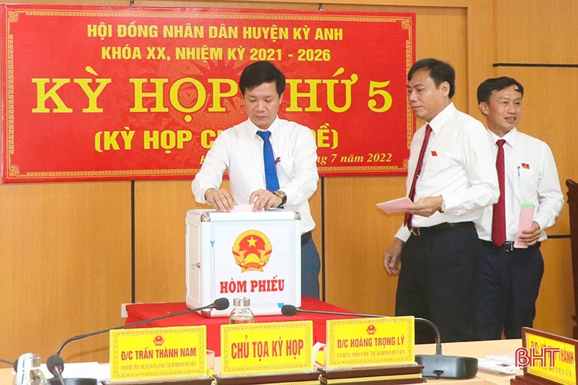 Ông Võ Tá Cương được bầu giữ chức Phó Chủ tịch UBND huyện Kỳ Anh