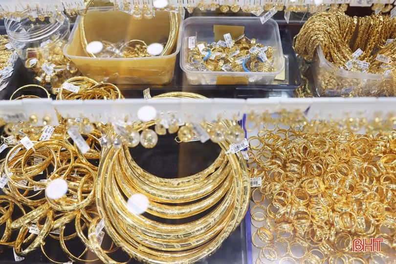 Giá vàng đảo chiều, người dân Hà Tĩnh tranh thủ mua vào