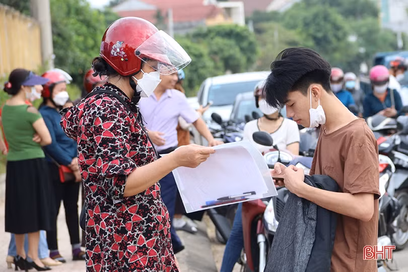 Thí sinh tại 35 điểm thi ở Hà Tĩnh bước vào môn thi đầu tiên Kỳ thi tốt nghiệp THPT 2022