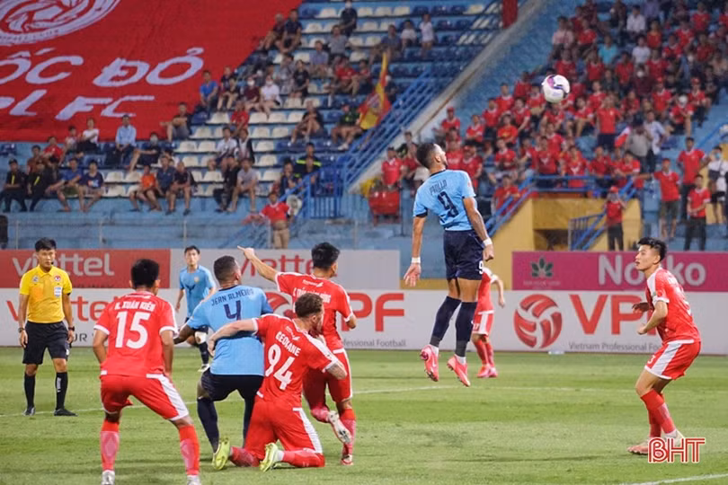 Thầy trò HLV Nguyễn Thành Công đánh bại đội chủ nhà Viettel trên sân Hàng Đẫy