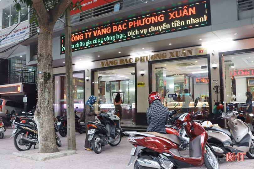 Giá vàng đảo chiều, người dân Hà Tĩnh tranh thủ mua vào