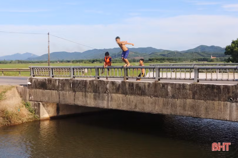 Nguy hiểm rình rập khi trẻ đua nhau tắm hồ Kẻ Gỗ và trên kênh chính
