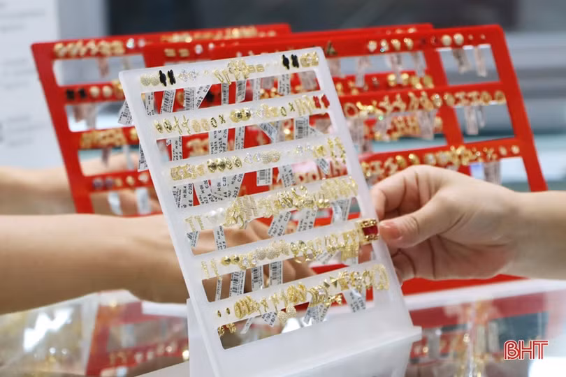 Giá vàng đảo chiều, người dân Hà Tĩnh tranh thủ mua vào