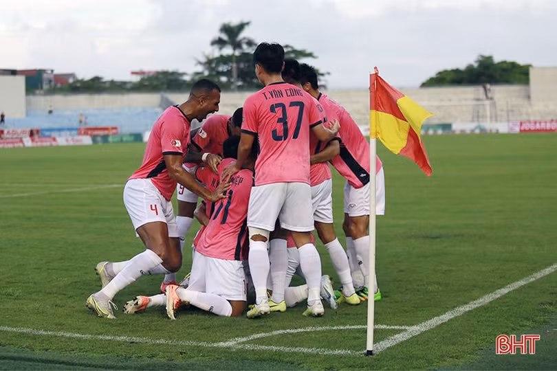 Hồng Lĩnh Hà Tĩnh thắng Bình Dương 3-1, leo lên vị trí thứ 4