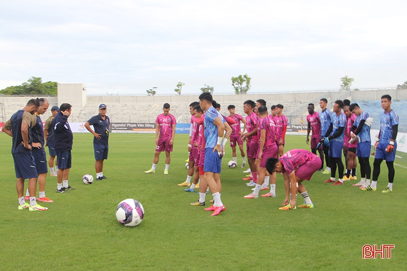 “Xem giò” Tiến Linh cùng đồng đội Becamex Bình Dương trên sân Hà Tĩnh