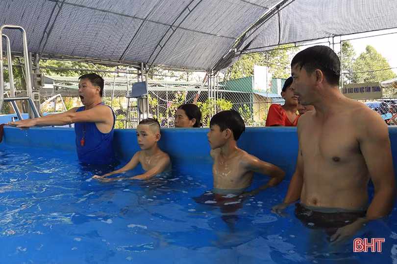 Can Lộc mở lớp dạy bơi miễn phí cho trẻ em nghèo