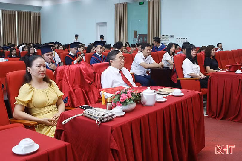 Trường Đại học Hà Tĩnh trao bằng tốt nghiệp cho 282 sinh viên