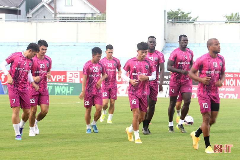 “Xem giò” Tiến Linh cùng đồng đội Becamex Bình Dương trên sân Hà Tĩnh