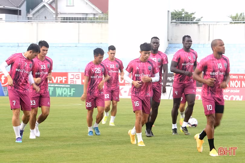 “Xem giò” Tiến Linh cùng đồng đội Becamex Bình Dương trên sân Hà Tĩnh