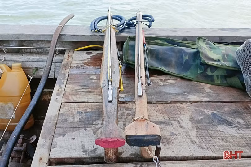 Săn cá dưới đáy sông ở Hà Tĩnh