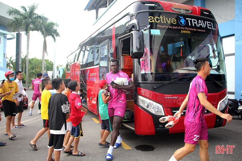 “Xem giò” Tiến Linh cùng đồng đội Becamex Bình Dương trên sân Hà Tĩnh